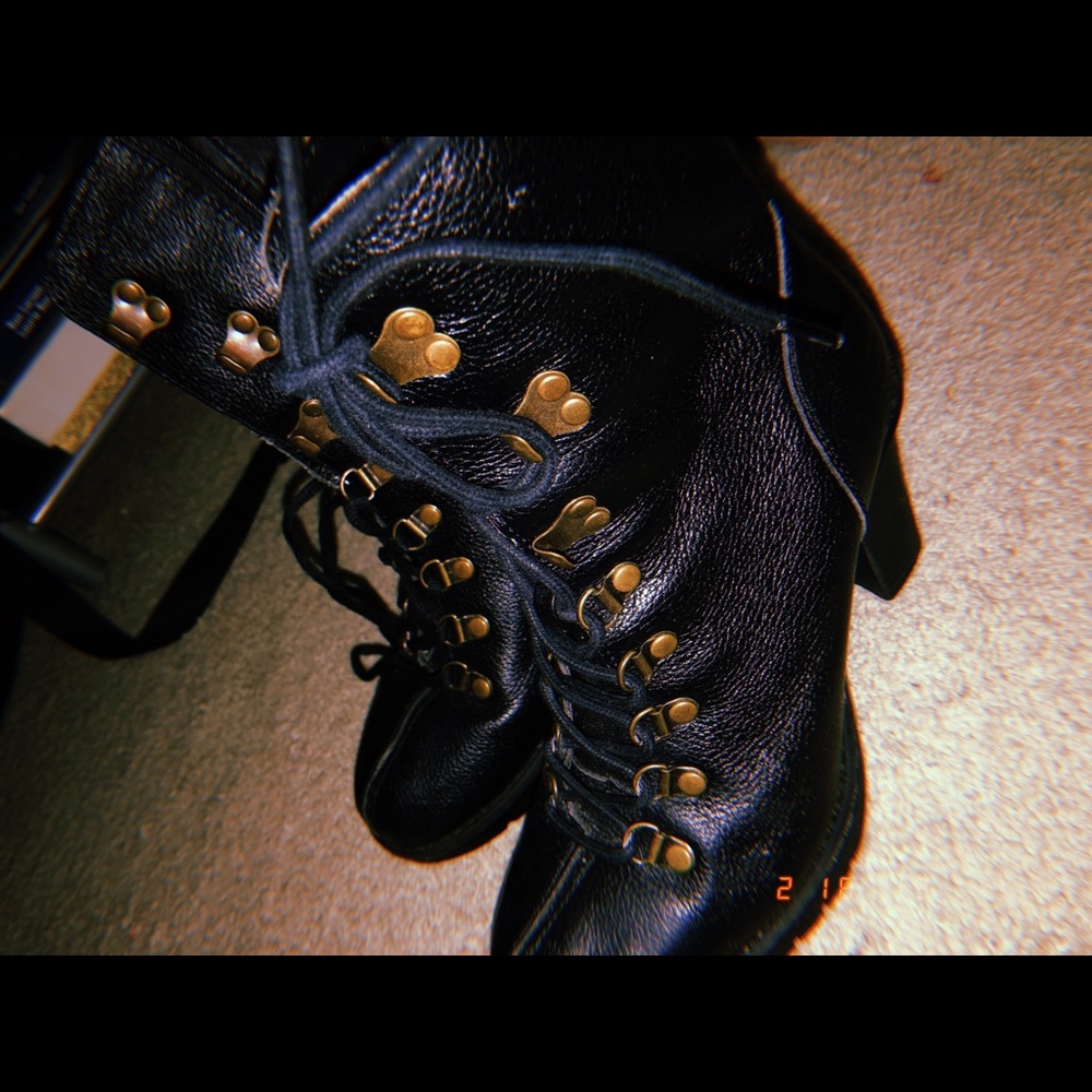 Fashionable boot sneakers